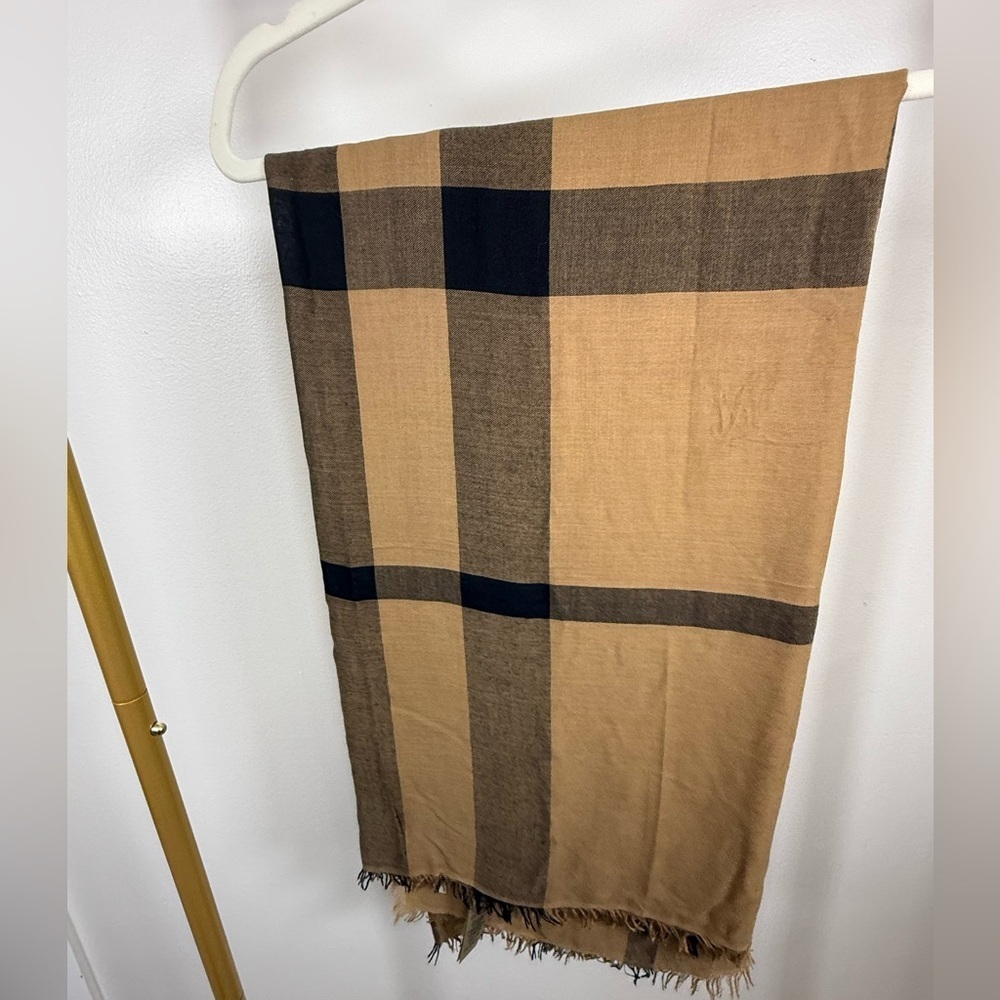 Authentic BURBERRY BEIGE/BLACK CHECK FRAYED EDGE SCARF✨ - Picture 4 of 7